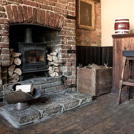 The Dove Inn Micheldever エクステリア 写真